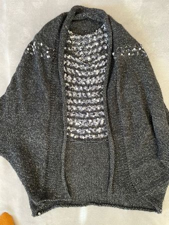 Cardigan est tricoté  à la main gris chiné avec paillettes