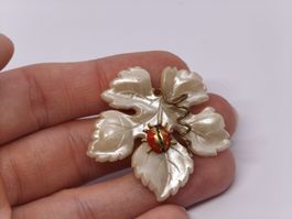 Vintage Brosche, Blatt mit Marienkäfer - Schöner Schmuck