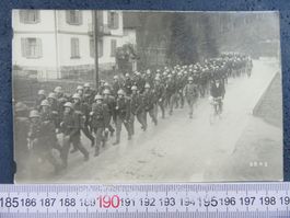 ARMEE SCHWEIZ TRUPPENAUFMARSCH HELM AUF MILITÄR AK