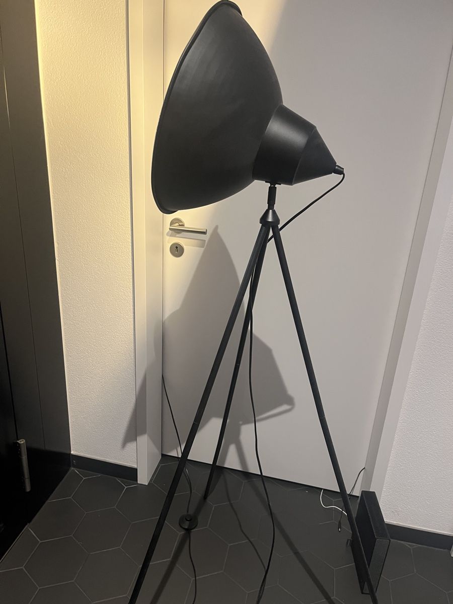 Lampes: Stehlampe Tripod schwarz Metal – D'occasion à Küssnacht am Rigi par vin_z2yb
