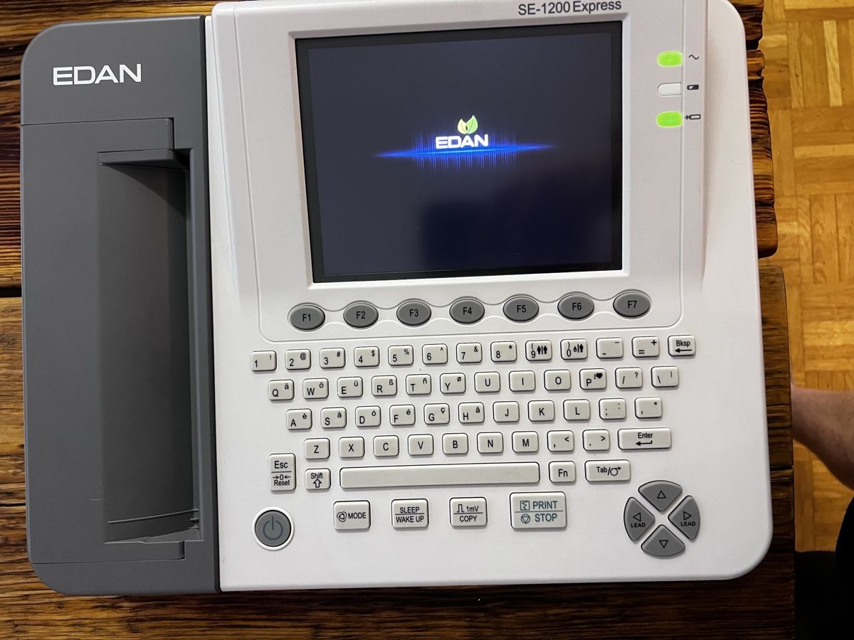 Attrezzature mediche: EKG Messgerät Edan SE-1200 Express Touchscreen – Usato da Umiken venduto da mar_p7n9
