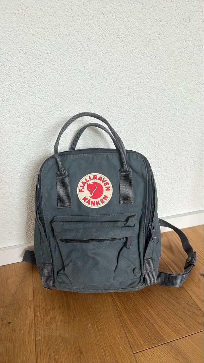 Fjällräven Borse & Zaini: Fjällräven Kånken Rucksack Mini, Anthrazit – Usato da Uttigen venduto da 1hihallo4