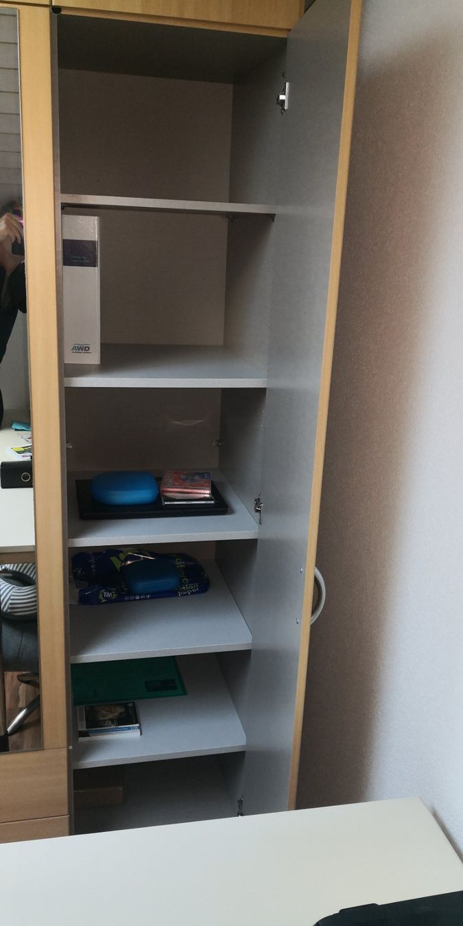 Armadi: Kleiderschrank mit einem separaten Aufbaumöbel. – Usato da Schwyz venduto da fre_v8g9 3
