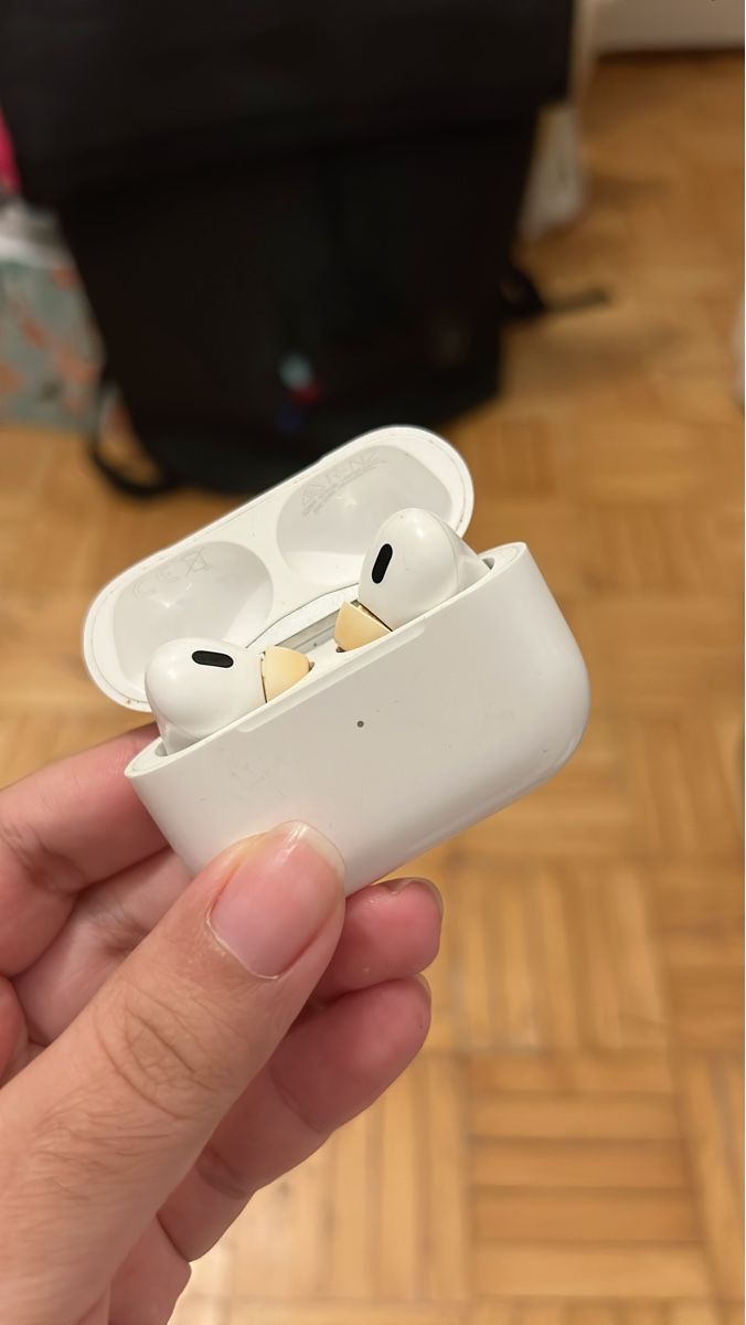 Apple Casques audio: Apple AirPods Pro mit Ladecase – D'occasion à Zürich par giu_t5g8