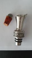 Zwei Weinzapfen (Metall und Kork)