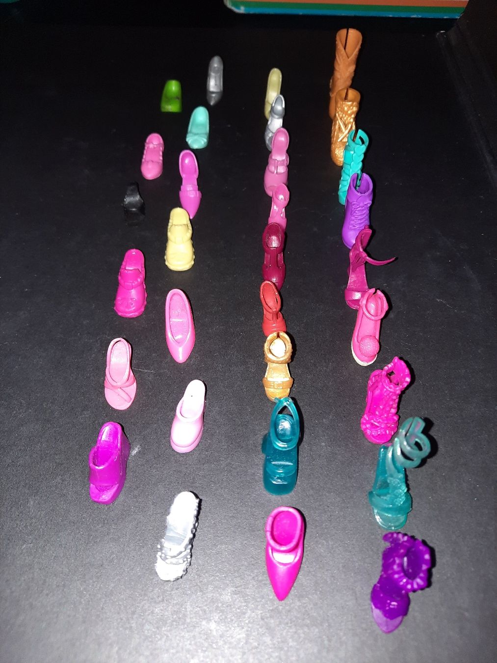 Bambole: lotto di scarpe SINGOLE Barbie – Usato da Biasca venduto da Old_6blh 1