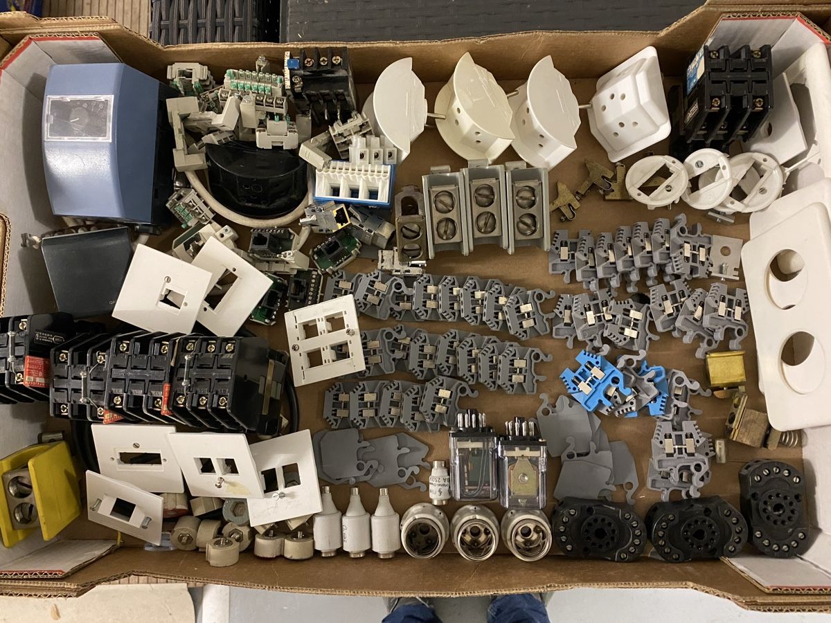 Interruttori: Div. Elektromaterial (Paket Nr 163) – Usato da Beckenried venduto da Struffi1