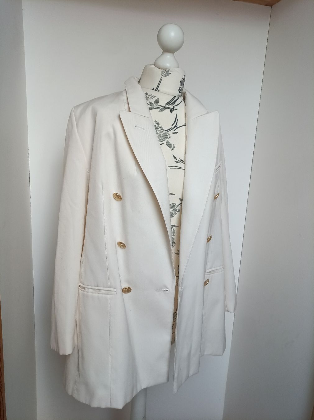 Jacken: Weißer schicker Blazer mit goldenen Knöpfen – Gebraucht aus Peccia von LillyMarie98 1