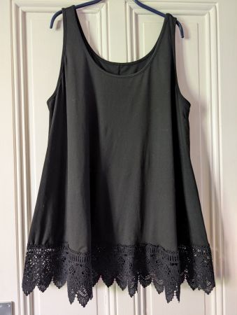 Long top noir bordure grosse dentelle Lagenlook 3XL