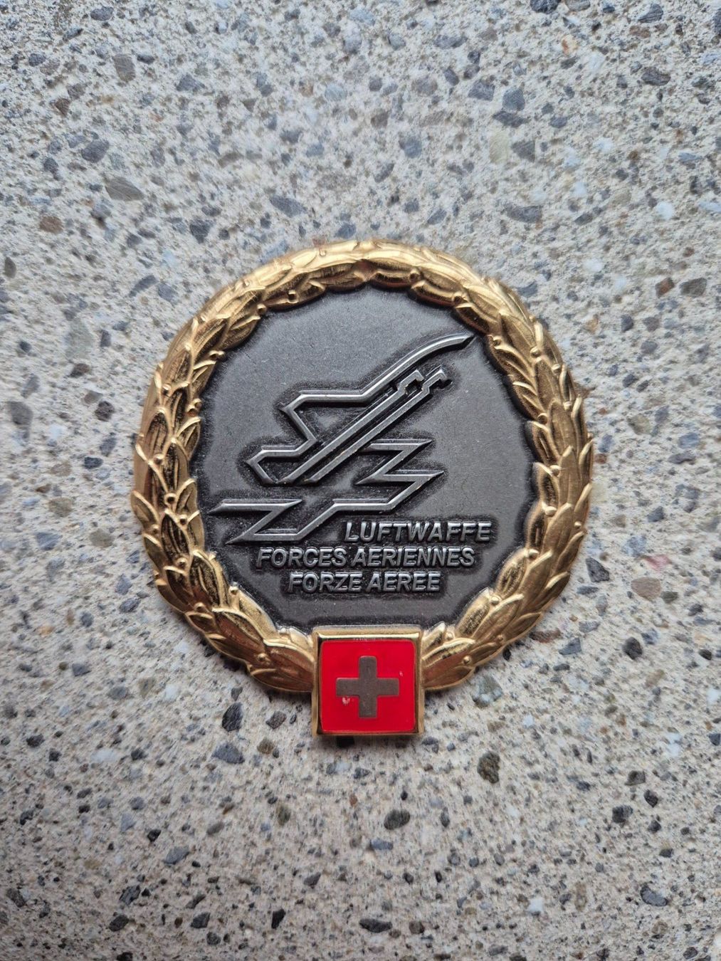 Schweizer Armee Placchette & Badge: *** Beretemblem Luftwaffe Gold *** – Nuovo e nell'imballaggio originale da Riedholz venduto da fr_sIruP