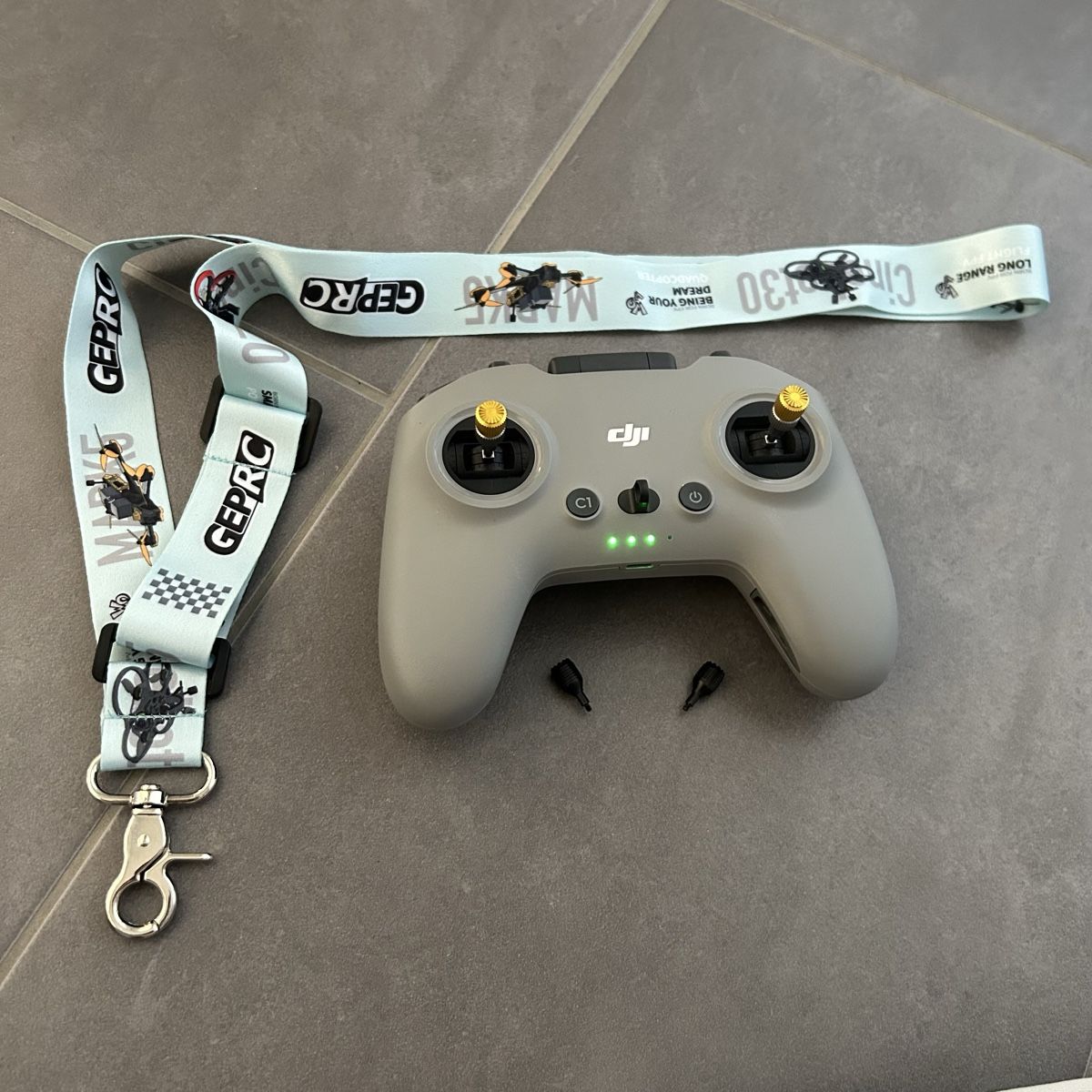 DJI Telecomando: DJI FPV Remote Controller 2 – Inkl. GEPRC Lanyard & Stickend – Nuovo (secondo la descrizione) da Kirchberg BE venduto da SnoringMan