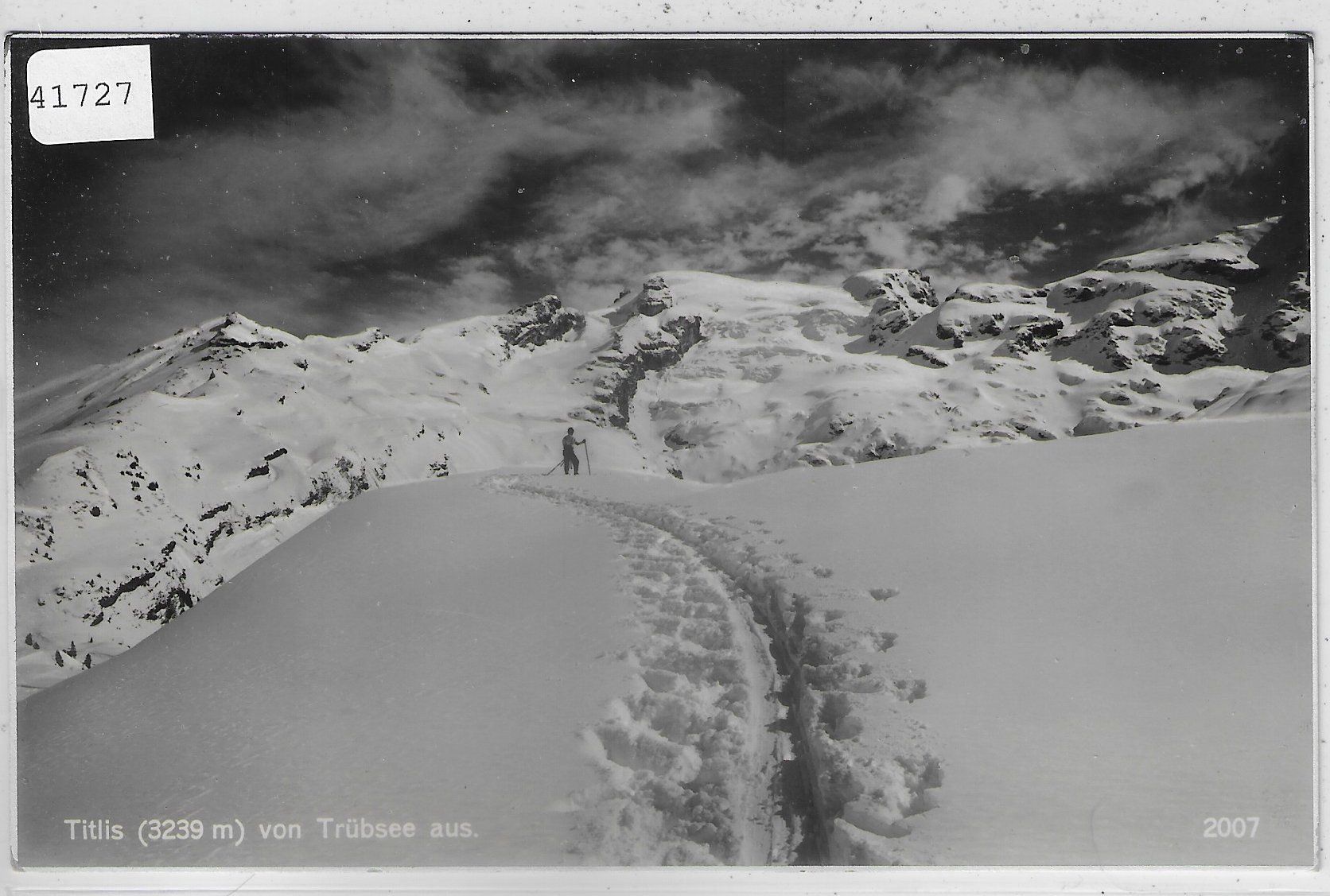 Cartes postales: Titlis vom Trübsee aus mit Skiläufer – D'occasion à Ettingen par Kartenplanet