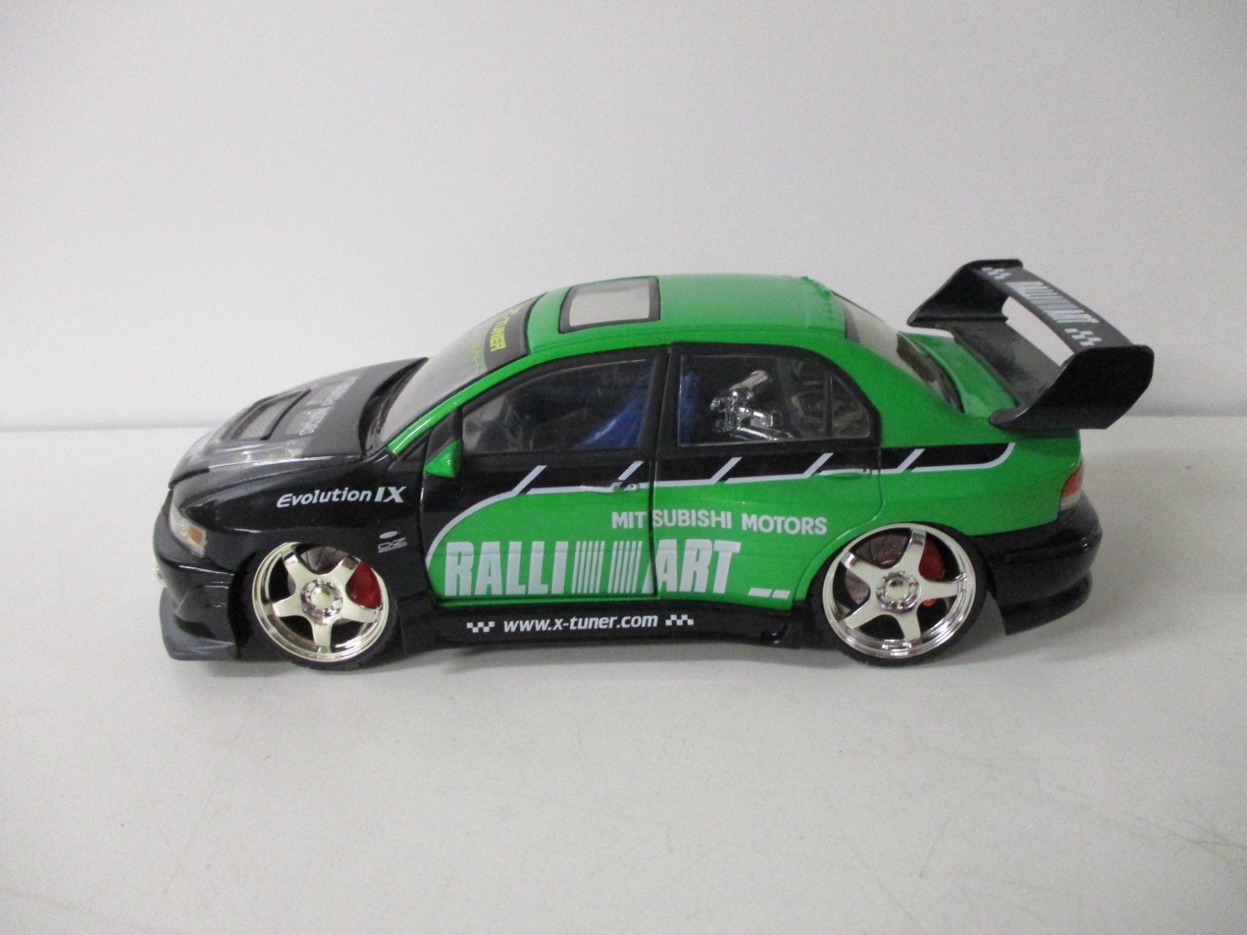 Mitsubishi Modellini d'auto: Mitsubishi Lancer Evo 9  1/24 – Nuovo (secondo la descrizione) da Rothrist venduto da blechdosen 1