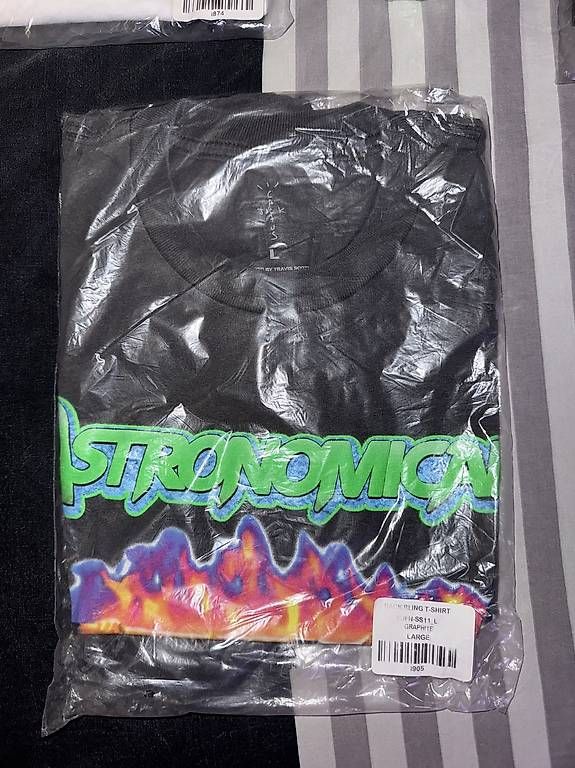 T-shirt: Travis Scott Back Bling T-shirt – Nuovo e nell'imballaggio originale da Fleurier venduto da pin_g8bs 1