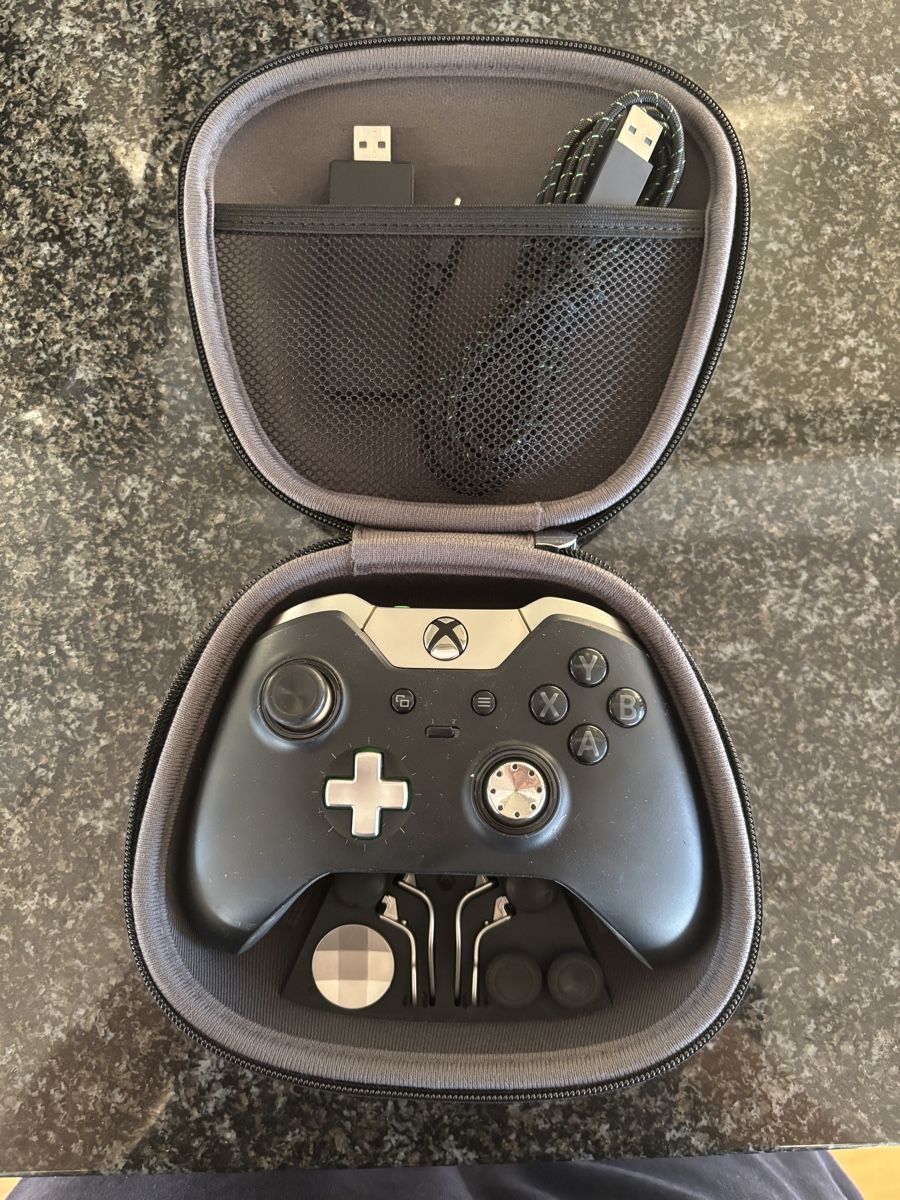 Microsoft Console: XBox Controller mit Zubehör – Usato da Grosswangen venduto da Sunnyday35 3