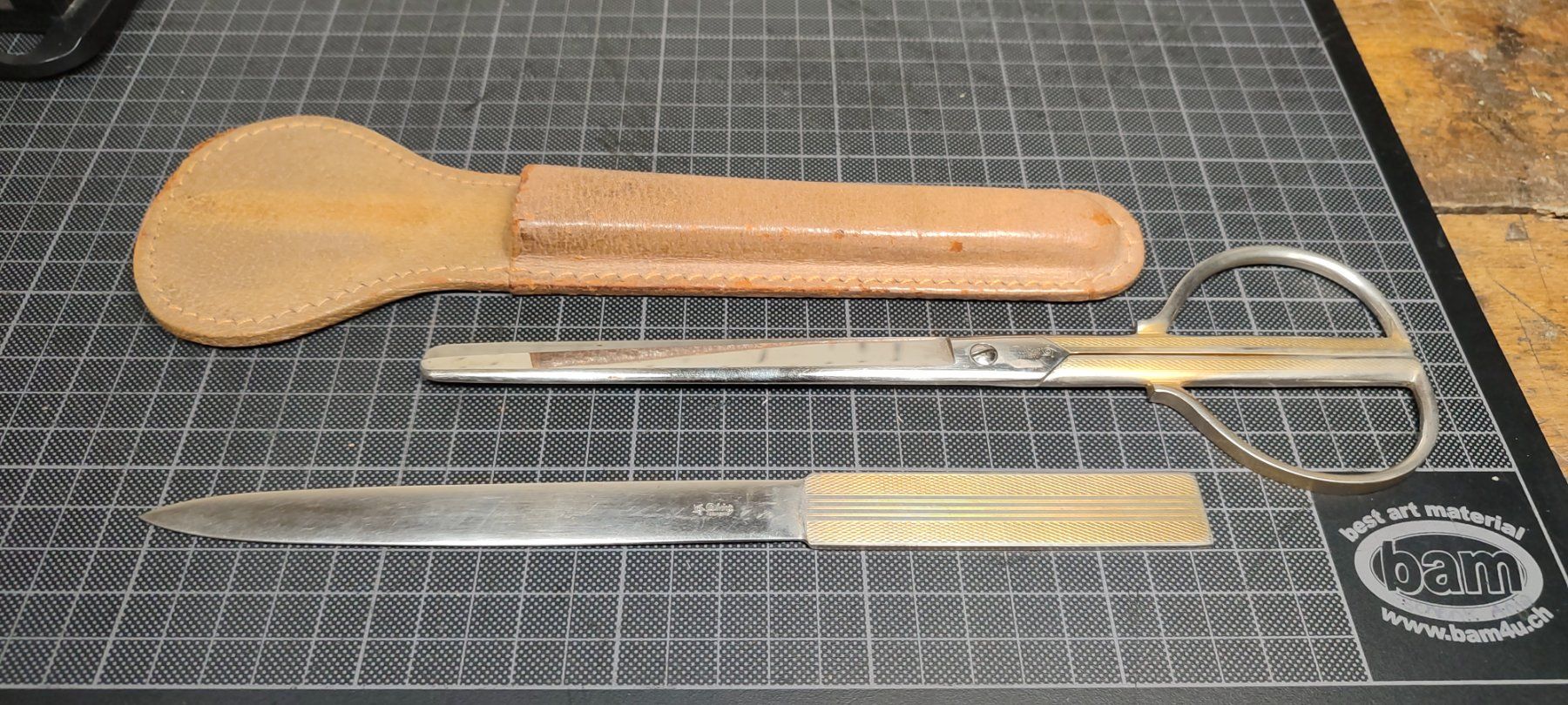 Altro materiale per ufficio: Wunderschönes Leder Etui mit  Schere Brieföffner vonSolingen – Usato da Gelterkinden venduto da MYSTOREFORYOU4460