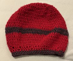 Kappe rot-violett gehäkelt