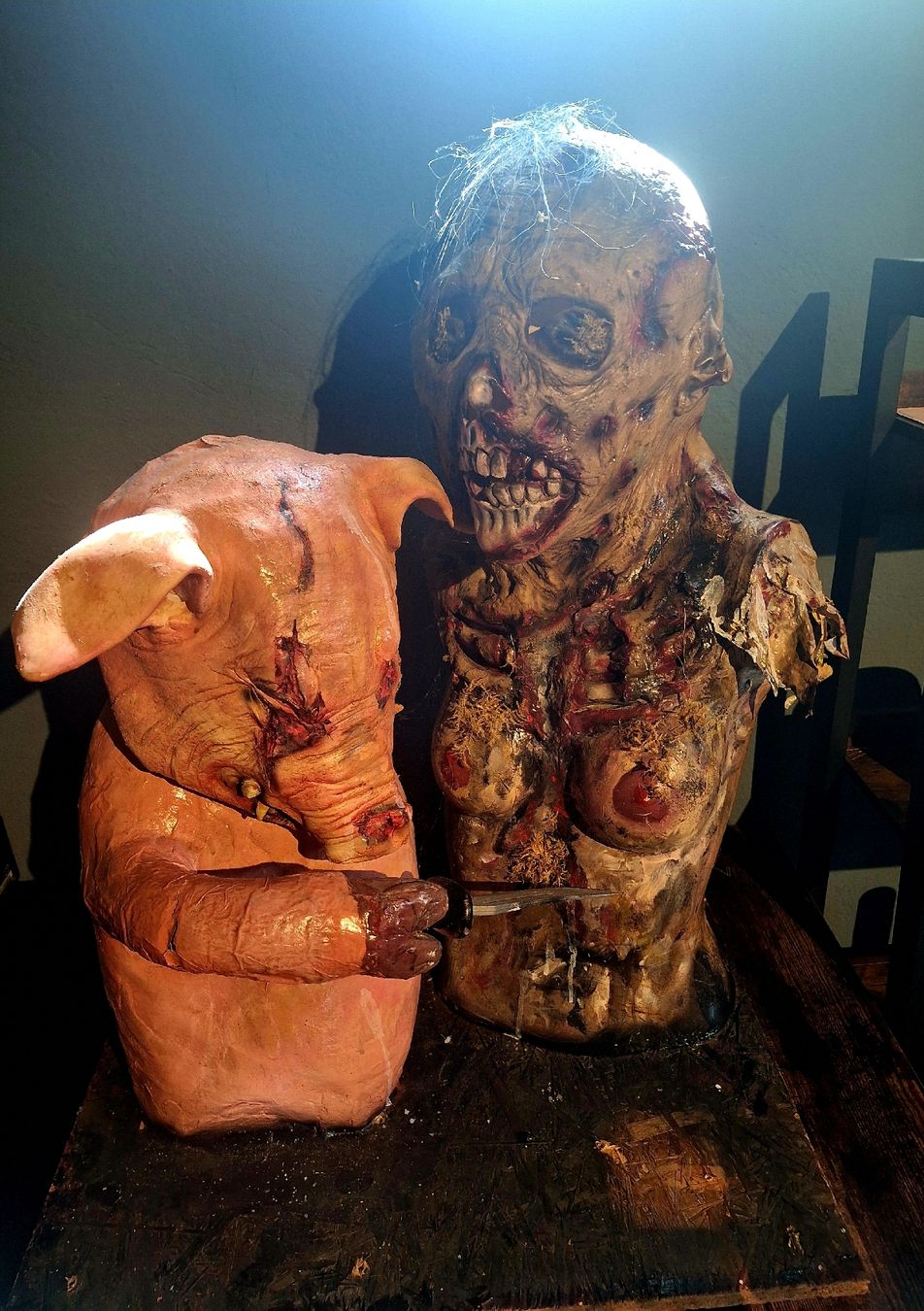 Tutte le decorazioni: Halloween oder FasnachtSkulptur Schwein und Zombie Figur – Usato da Malters venduto da chaufhuesli 1