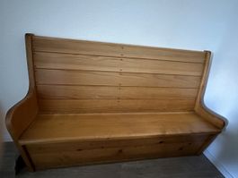 Schöne Sitzbank aus Holz mit Stauraum.