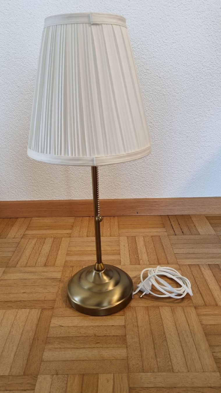 Ikea Lampade: Ikea Lampe, goldfarben, mit weissem Schirm – Usato da Pfäffikon SZ venduto da fab_8z7t 1