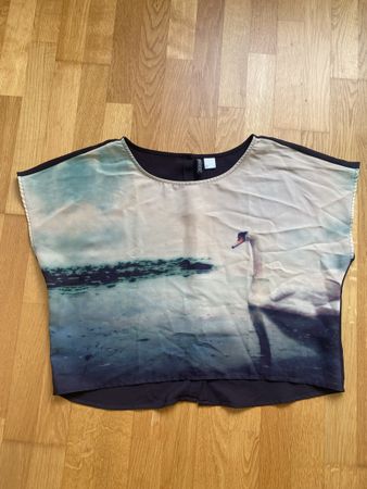 Top mit Schwanen Print, Gr. M, Rückseite geknöpft
