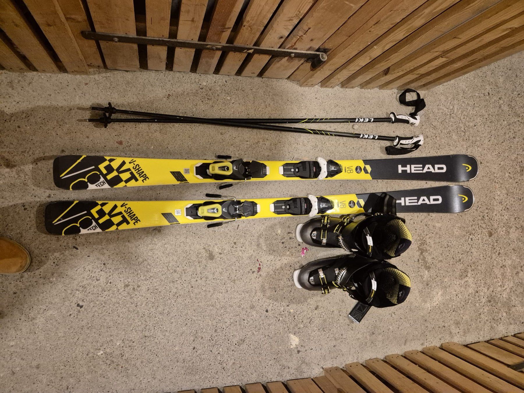 Head Skis: Ski HEAD V-Shape V2 + fixations + chaussures, super état! – Gebraucht aus Morges von nel_66xd