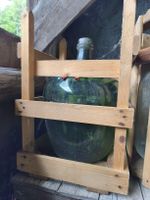 Grosse alte Mostflasche Weinflasche im Holzgestell, Vintage