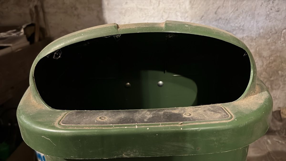 Cestini per rifiuti: Abfallbehälter grün mit Deckel Wandmontage gebraucht – Usato da Langnau i. E. venduto da Acrjl 1