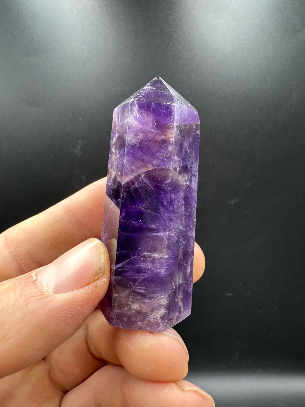 Minerali & Pietre curative: Chevron Traum Amethyst Obelisk, Spitze – Nuovo e nell'imballaggio originale da Männedorf venduto da Handschmeichler 1