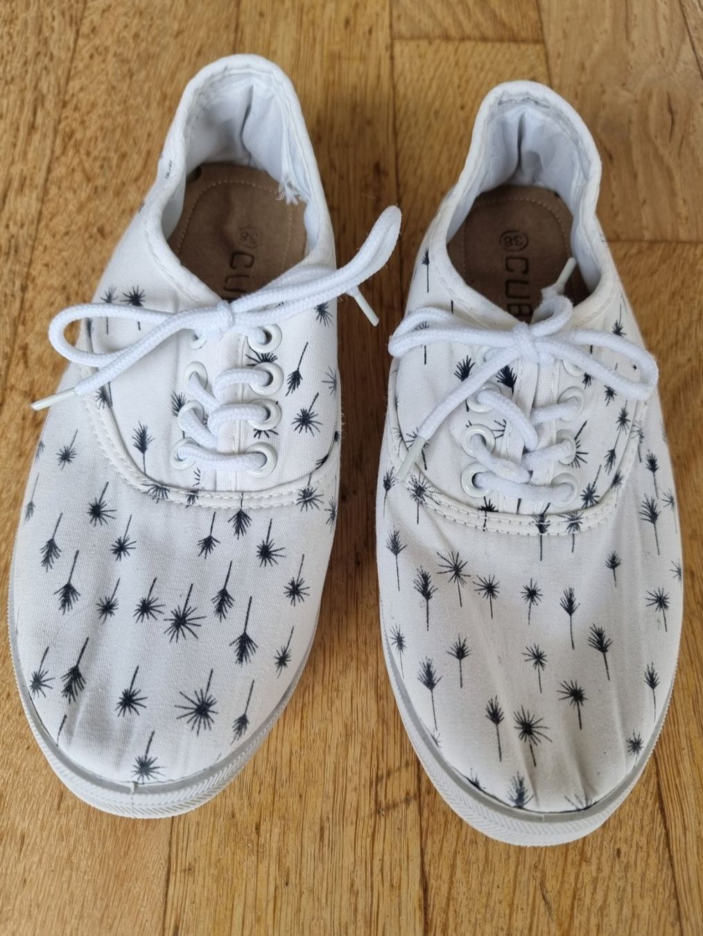 Scarpe da donna: Stoffschuhe weiss/schwarz Grösse 38 – Usato da Buchrain venduto da Xaro01