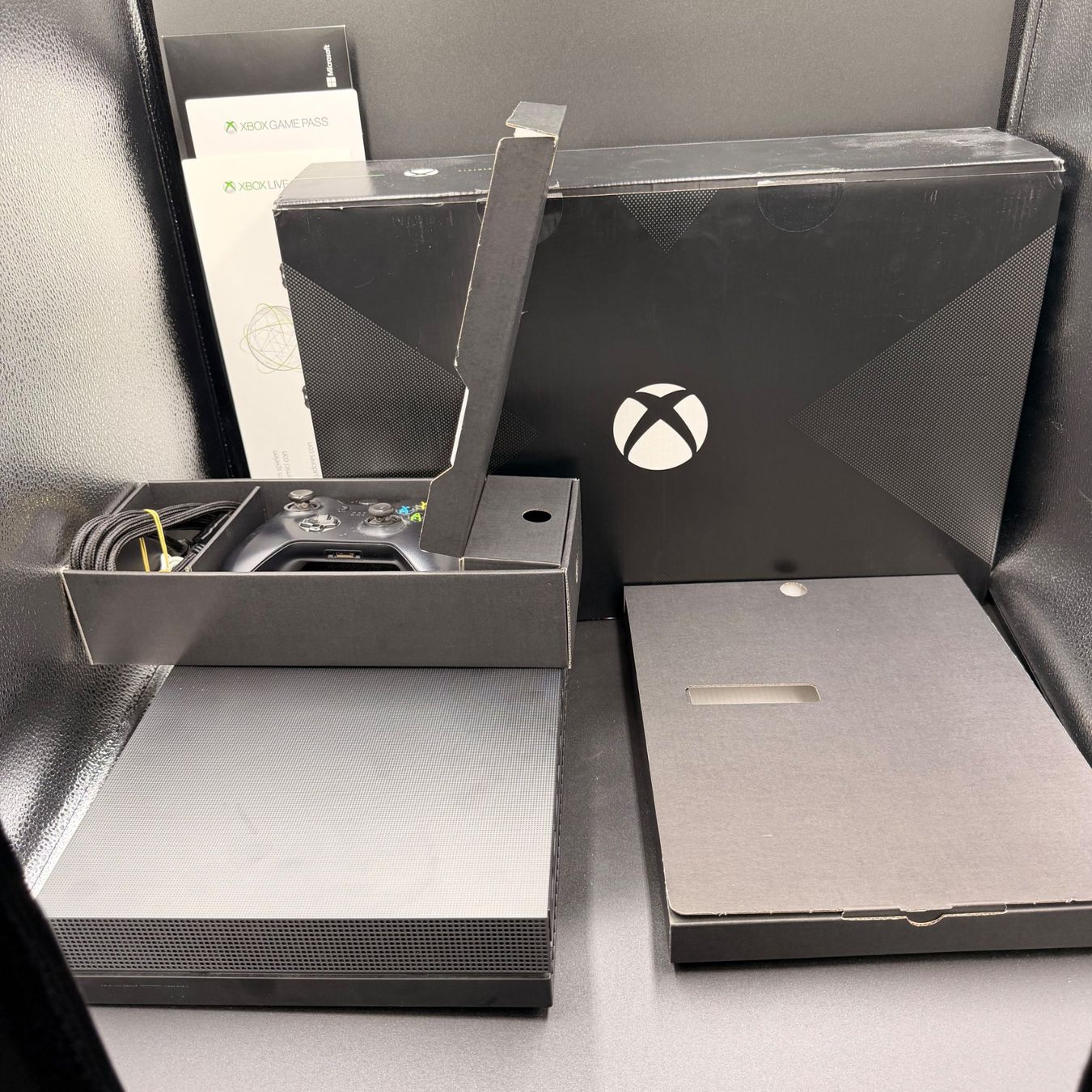 Microsoft Konsolen: Microsoft Xbox One X Project Scorpio 1TB OVP – Gebraucht aus Düdingen von Nerdworld