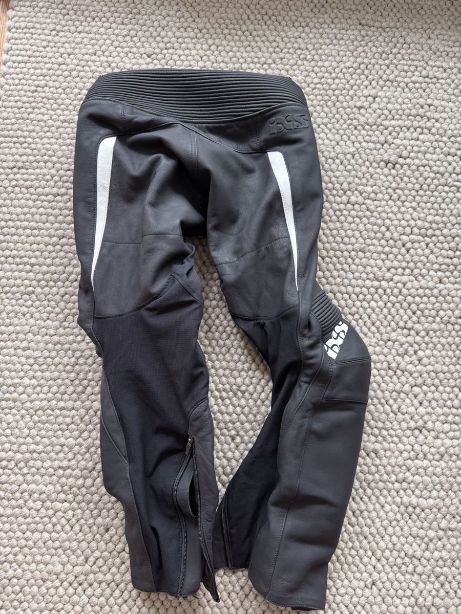 IXS Pantaloni: IXS Motorradhose Leder Grösse 52 – Usato da Cham venduto da Chomeri 1
