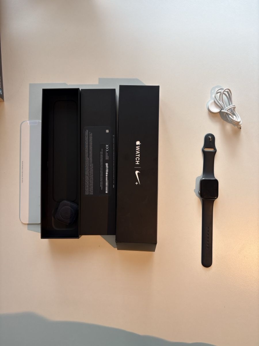 Apple Smartwatch: Apple Watch Nike Series 4 44mm GPS – Difettoso da Zürich venduto da NewtonIssac 1