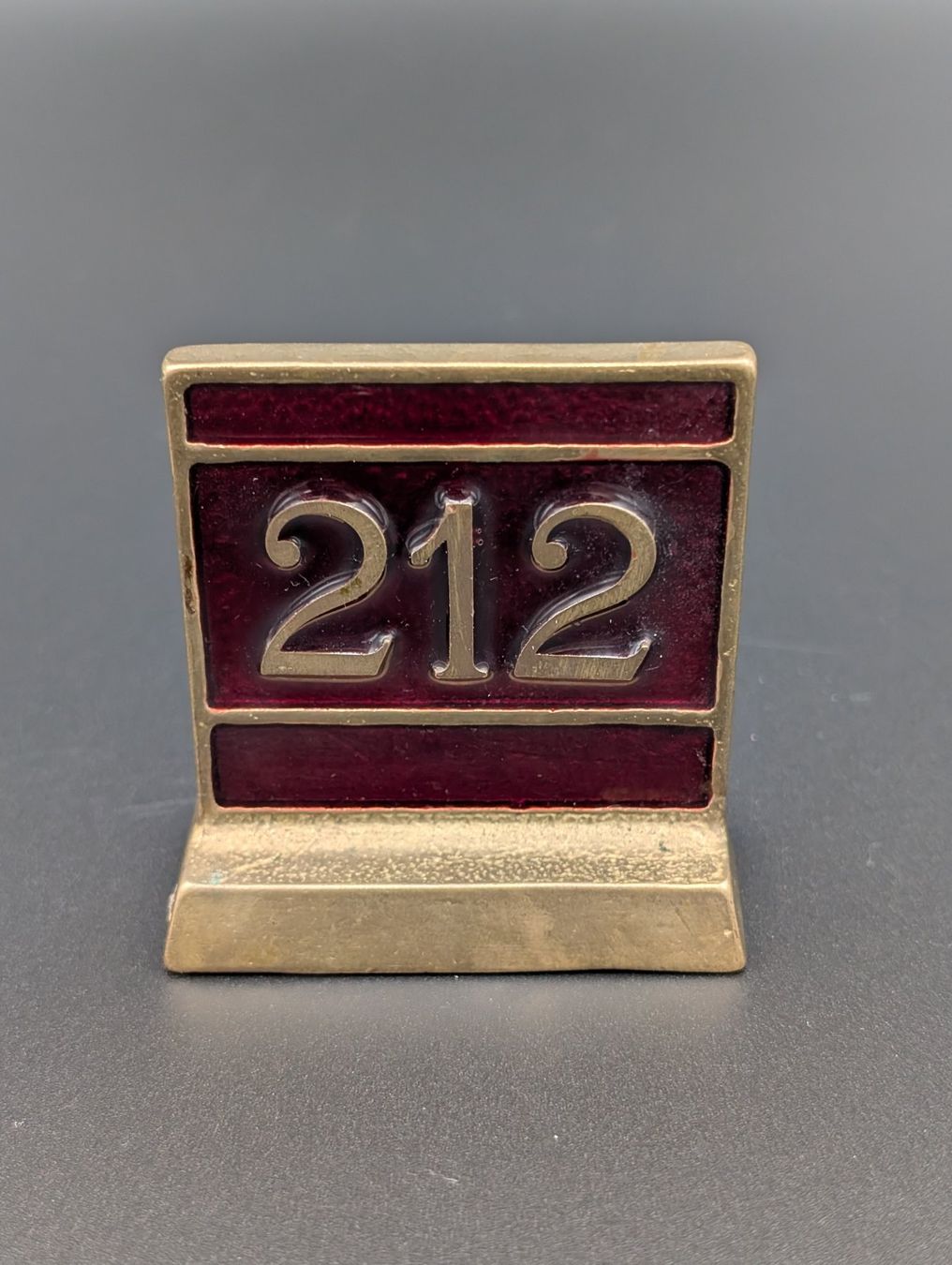 Insegne: Vintage Tischnummer 212 – Usato da Wiezikon b.Sirnach venduto da Romsche