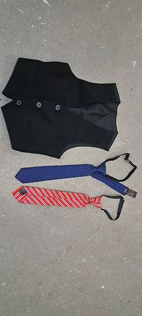 Kindergilet und 2 Cravatten Gr. 110