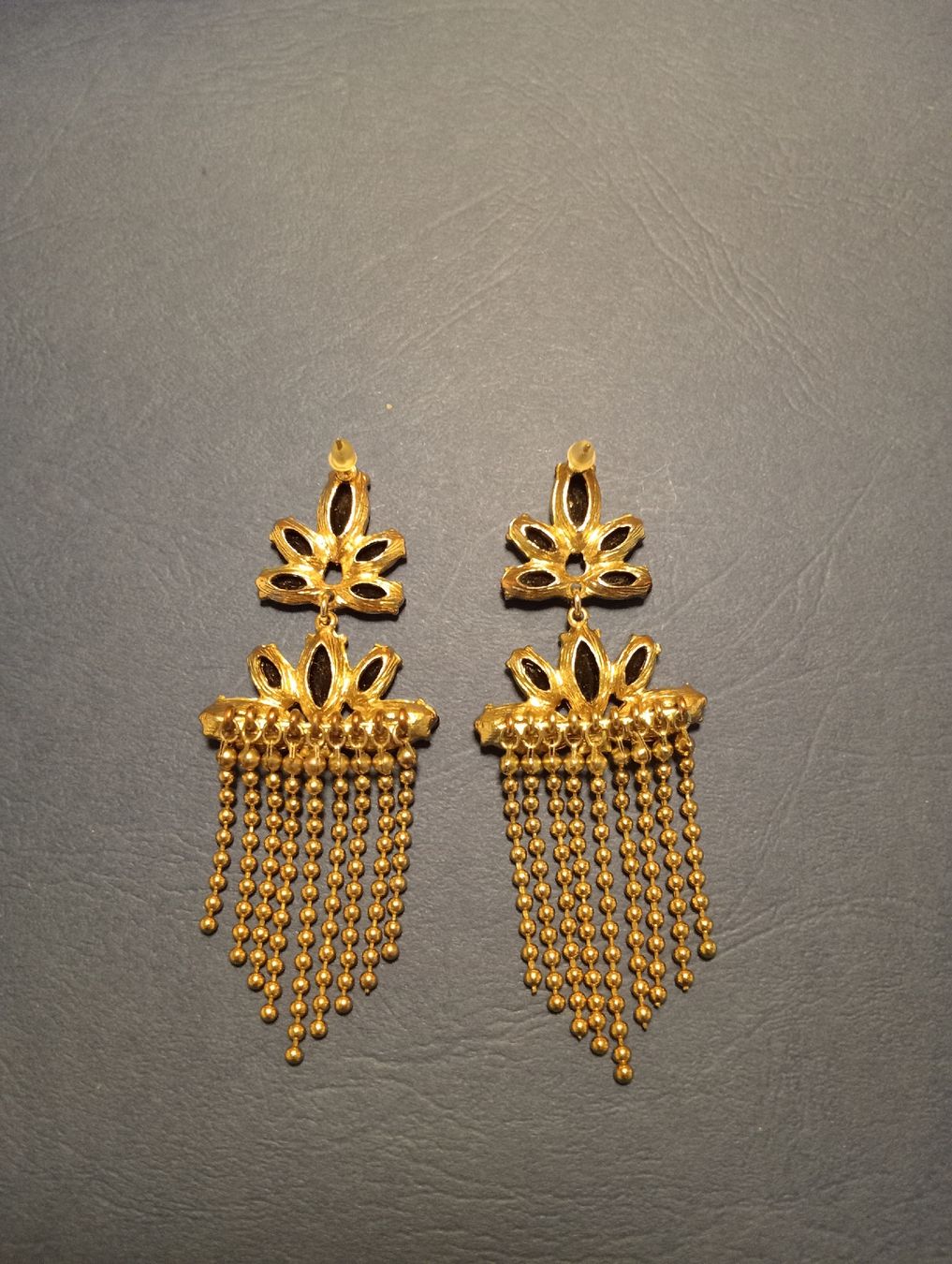 Orecchini pendenti & Orecchini a lobo: Goldfarbene Ohrringe mit Perlenkette und Fransen – Usato da Allschwil venduto da Evgeniia78 1