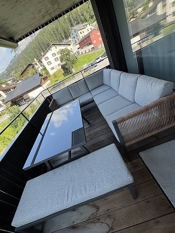 Set di tavolo e panche: Garten/Terrassenlounge – Usato da Trin Mulin venduto da MergimeM