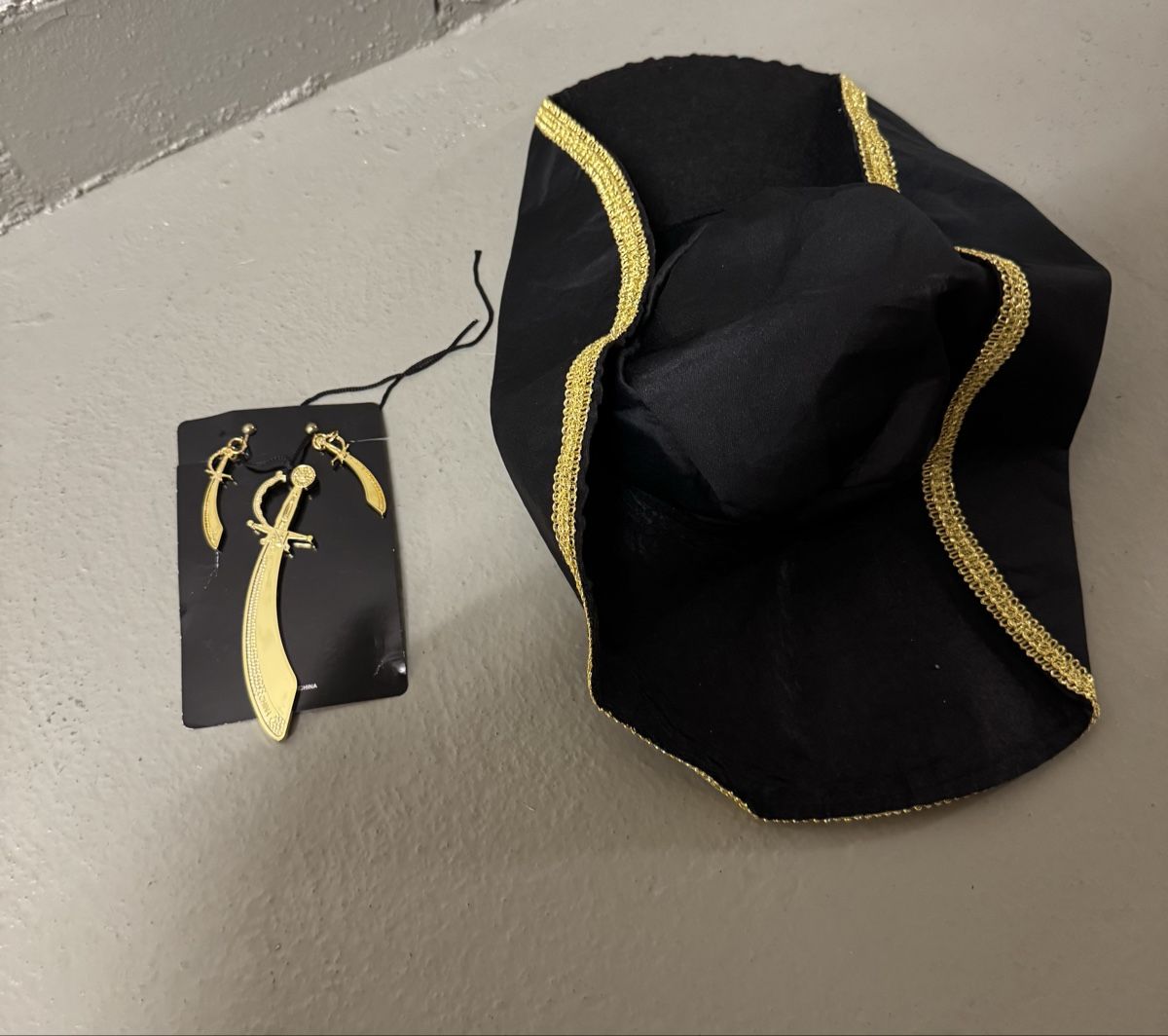 Costumi: Fasnacht Piratenhut  mit Ohrring-Set – Usato da Zürich venduto da MaSte