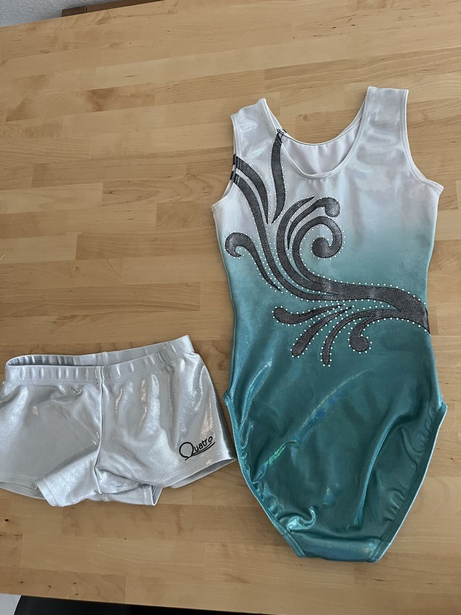 Scarpe, pantaloni & magliette da ginnastica: Gymnastikdress – Usato da Berikon venduto da Dusche