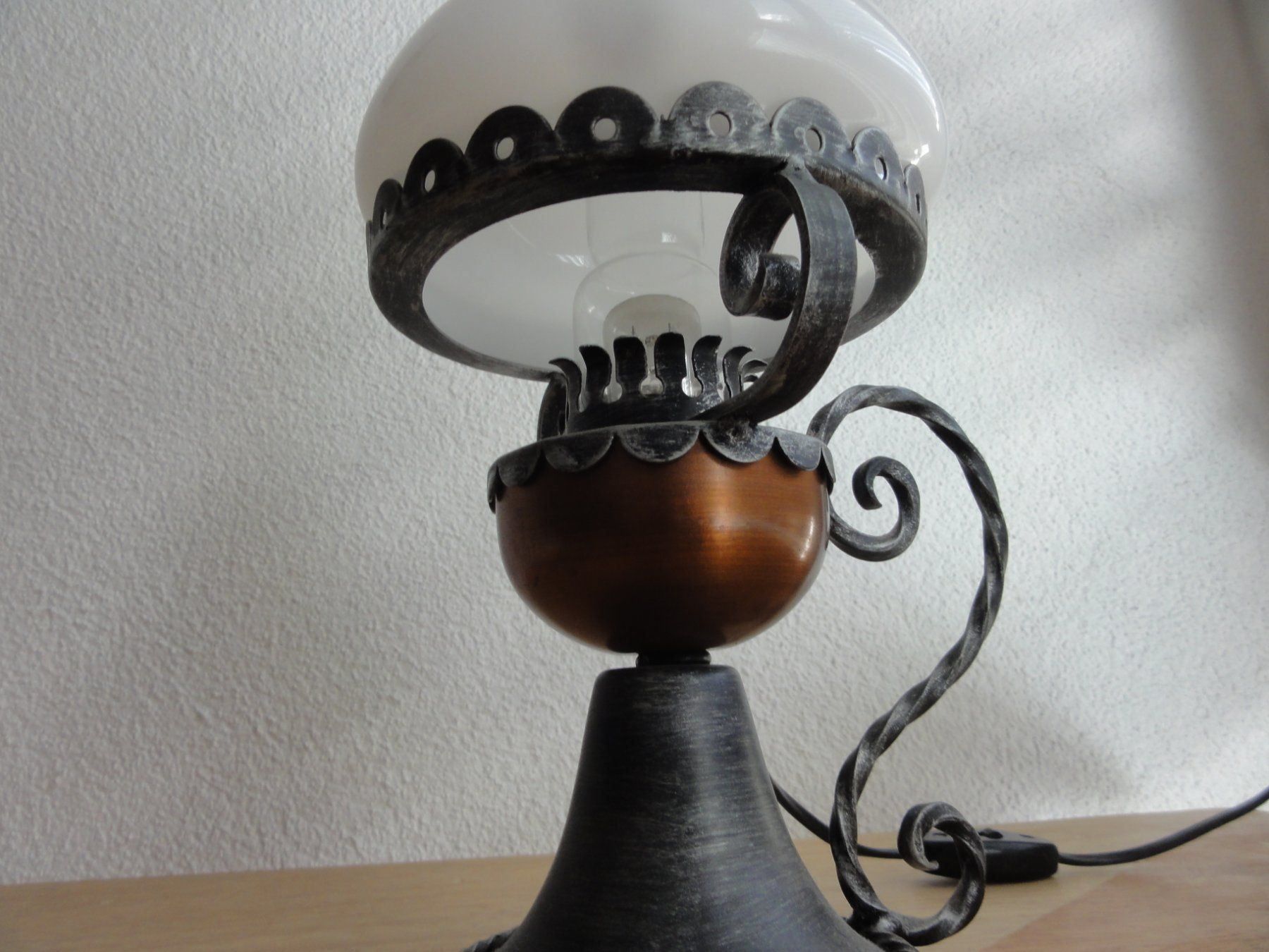 Lampen: Tischlampe mit Glas Lampenschirm – Gebraucht aus Steffisburg von Robinh.17 3