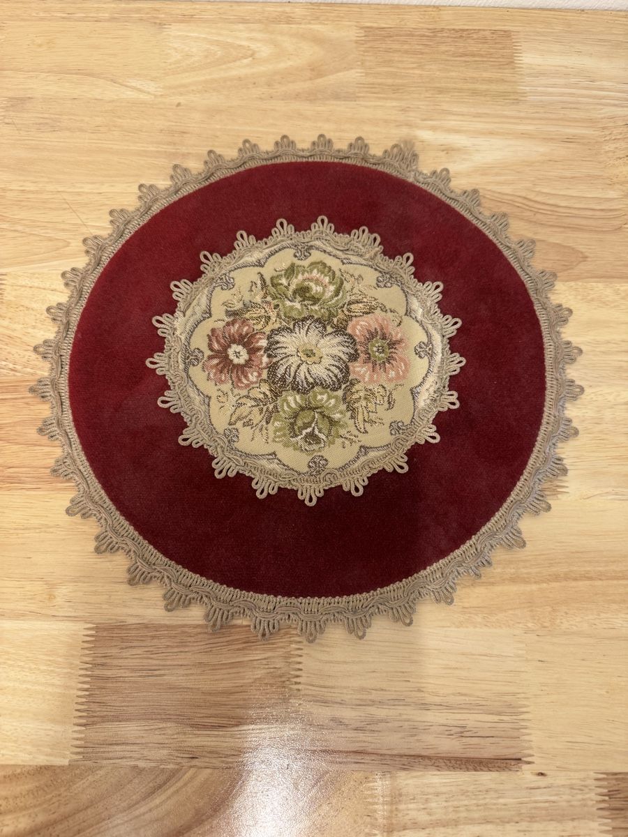 Untersetzer: Zierdeckchen mit Blumenmotiv und Spitzenrand – Gebraucht aus Birsfelden von inf_l2yy
