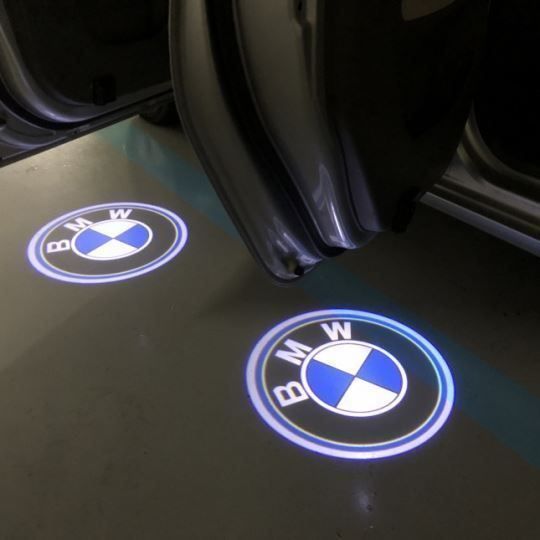 2 Pcs LED Logo Autotür Licht, HD Türbeleuchtung Logo Projektor