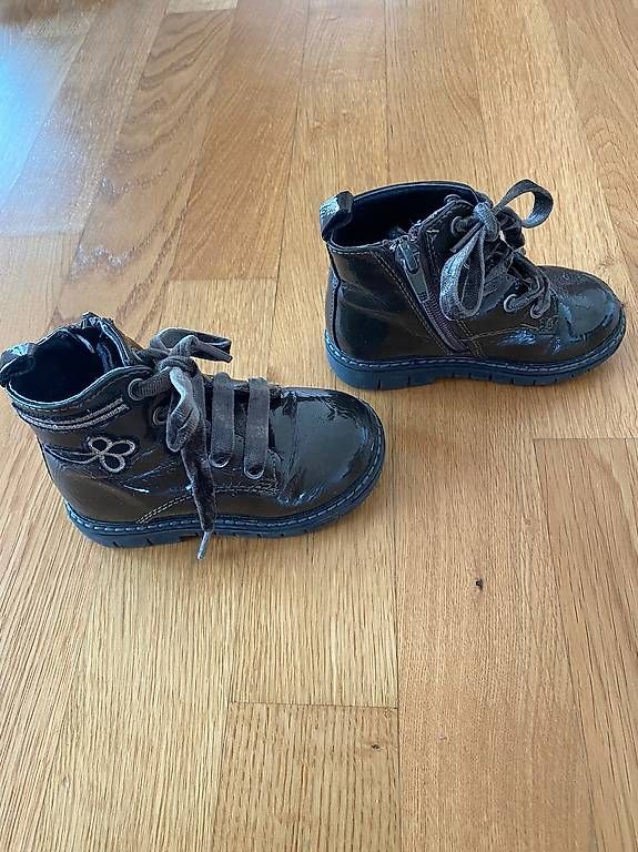 Chaussures filles: Winterstiefel Mädchen Gr. 22 – D'occasion à Seuzach par Eve87