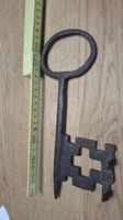 Antiker grosser Eisenschluessel mit Kreuzmotiv 23 cm