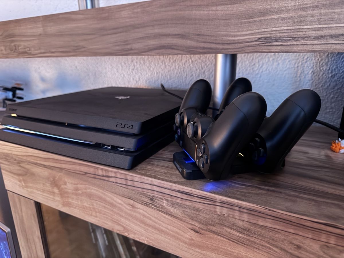 Sony Console: Playstation 4 Pro mit Ladestation und Controllern – Usato da Wilderswil venduto da hallo35641