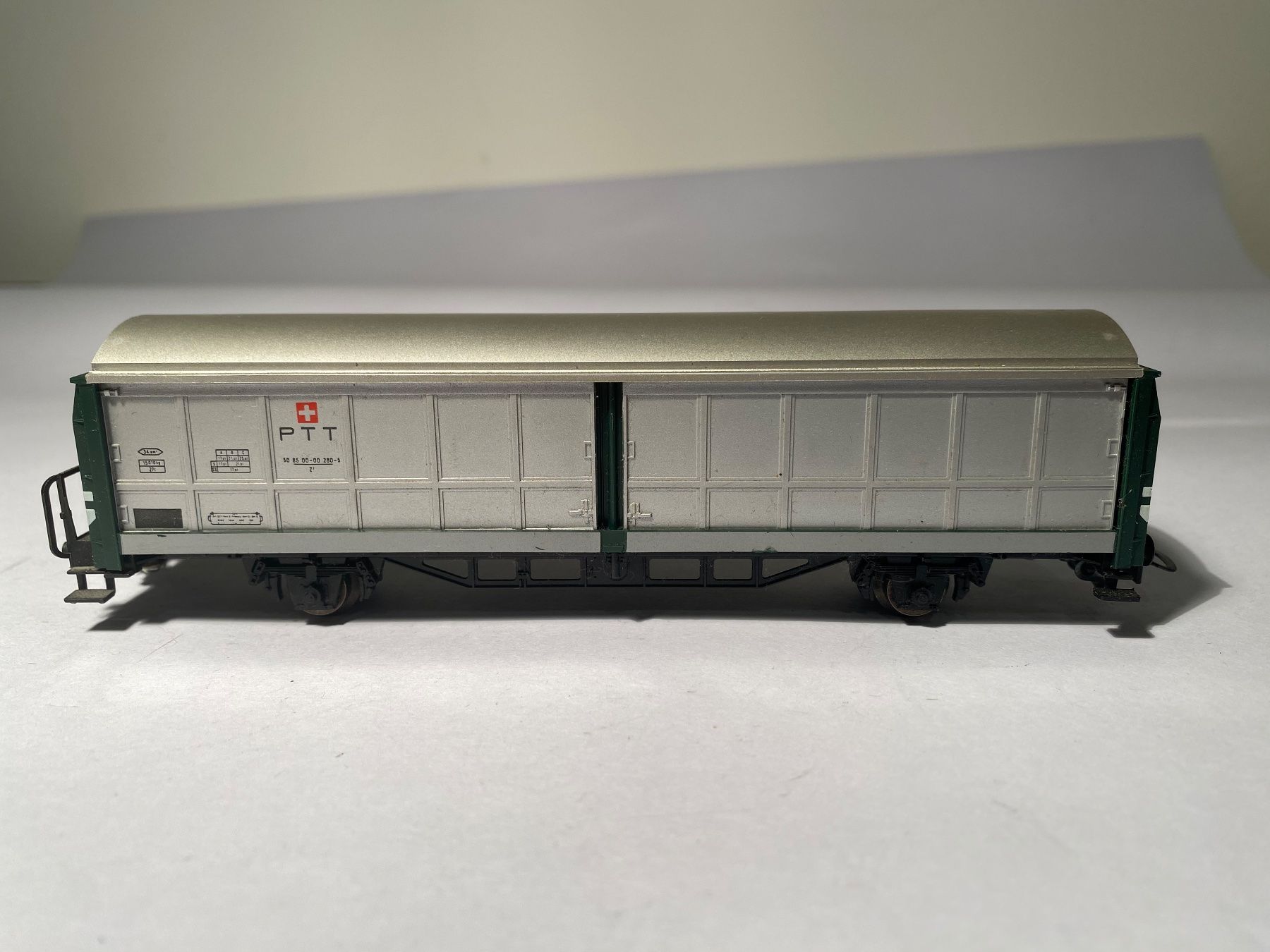 Fleischmann Modelleisenbahnen: FLEISCHMANN Geschlossener Güterwagen POST PTT, AC Achsen – Gebraucht aus Buchrain von Modellbahn11