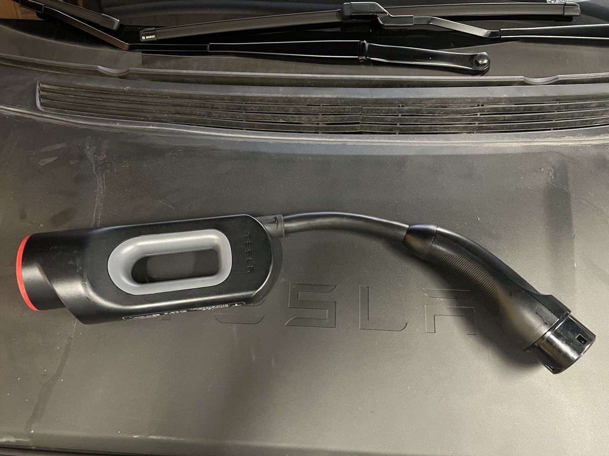 Tesla Accessori per altri veicoli: Tesla Chademo Adapter – Usato da Stüsslingen venduto da AlpineHub