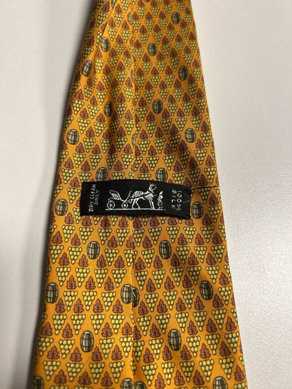 Hermès Cravatte: Hermès Trauben Krawatte – Nuovo (secondo la descrizione) da Bern venduto da kurtikobolt74 2
