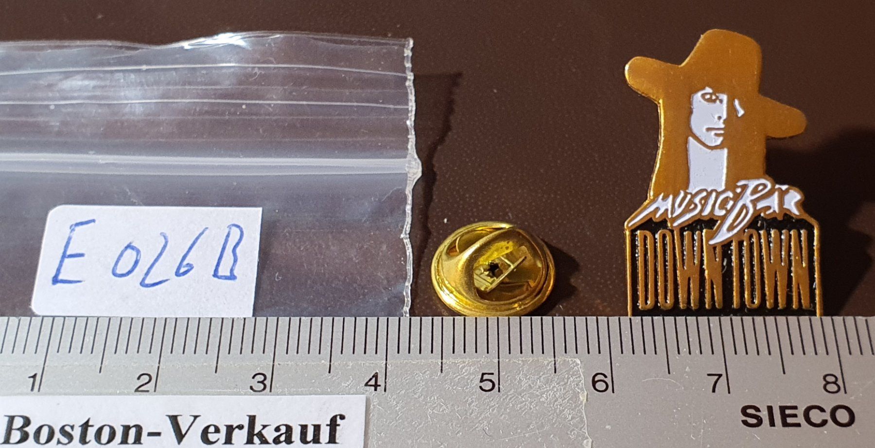 Placchette & Badge: E026B - Pin Musik Bar Down Town – Usato da Reinach BL venduto da Boston-Verkauf 1