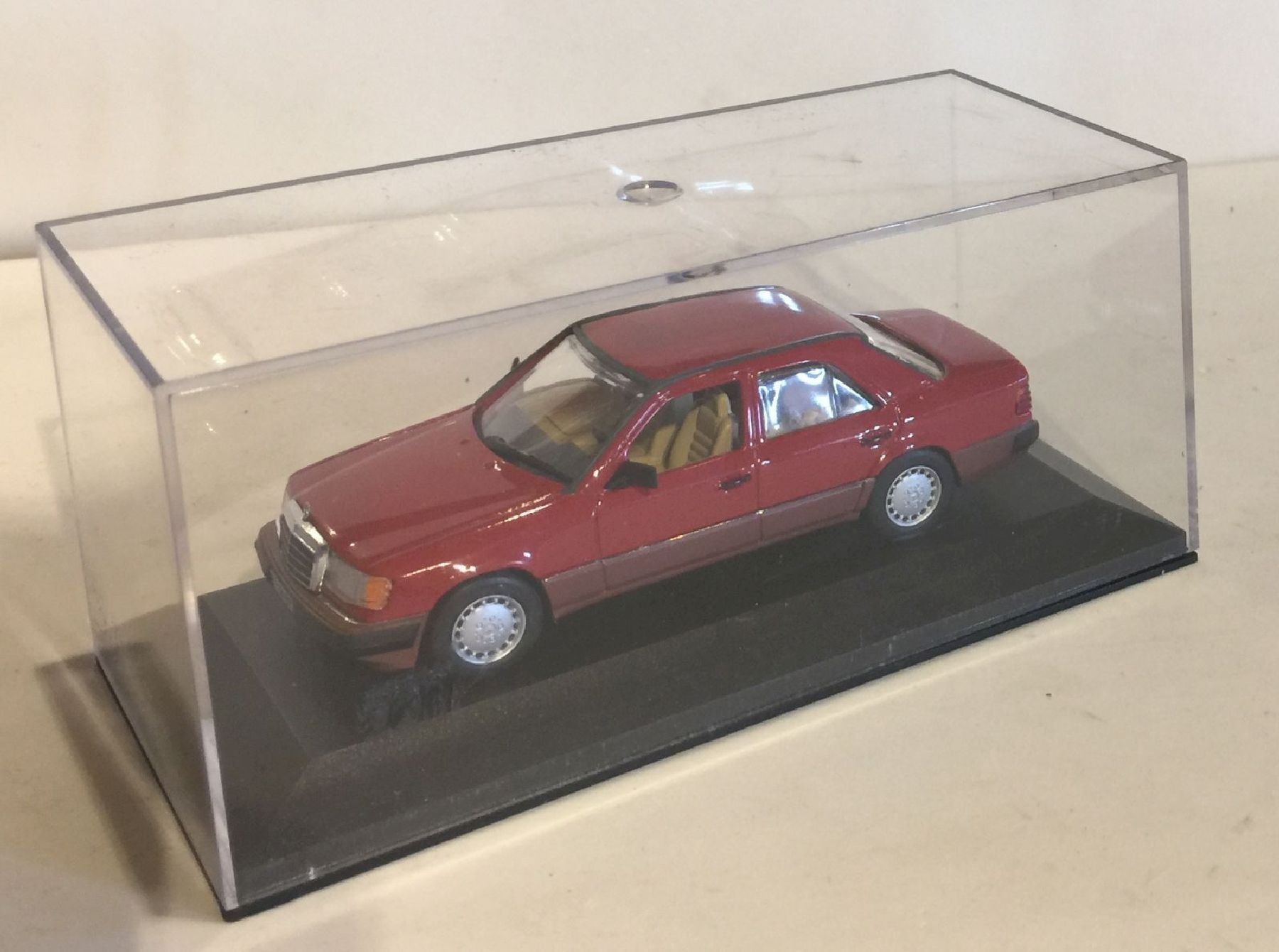Minichamps Modellini d'auto: MINICHAMPS  Mercedes-Benz 230E – Usato da Sonceboz-Sombeval venduto da Decolove 4